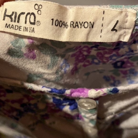 Cute floral print blouse with buttons. - Picture 3 of 4